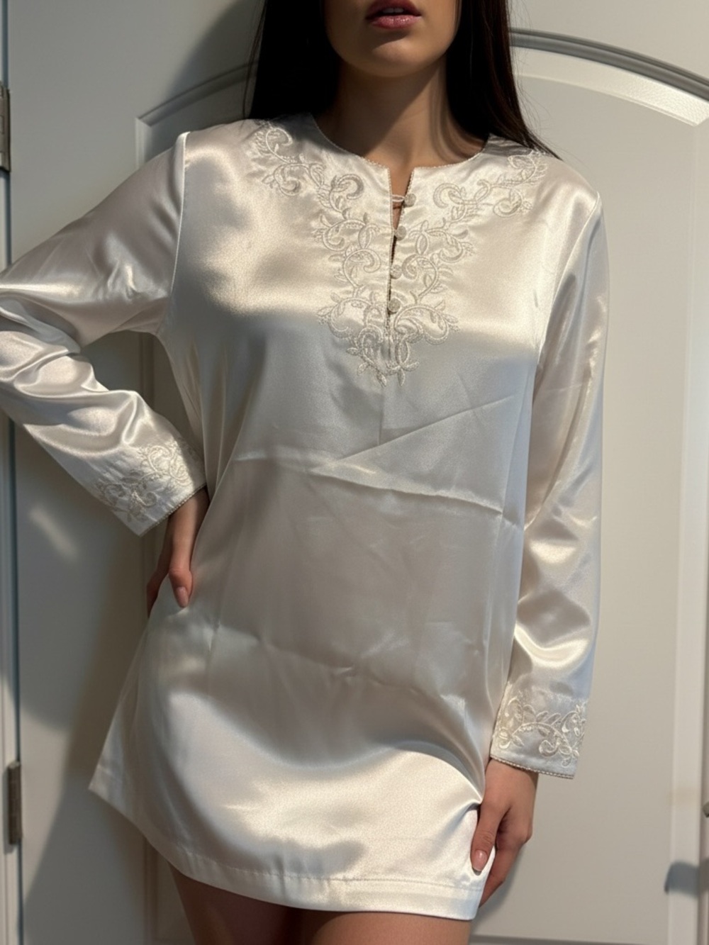 Vintage NWT Oscar de la Renta Ivory Satin Embroidered Long-Sleeve Chemise